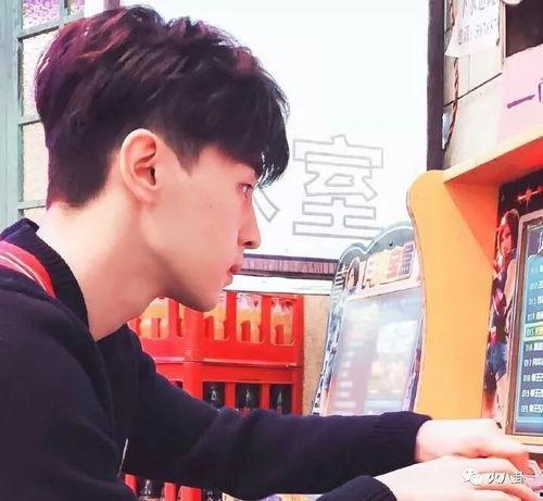 邓伦在北京吃瓜,意外捕捉都市生活趣味